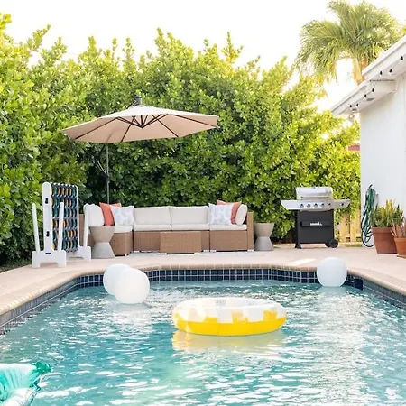 King Bed W/ Private Pool, Pool Table, Pinball, Bbq